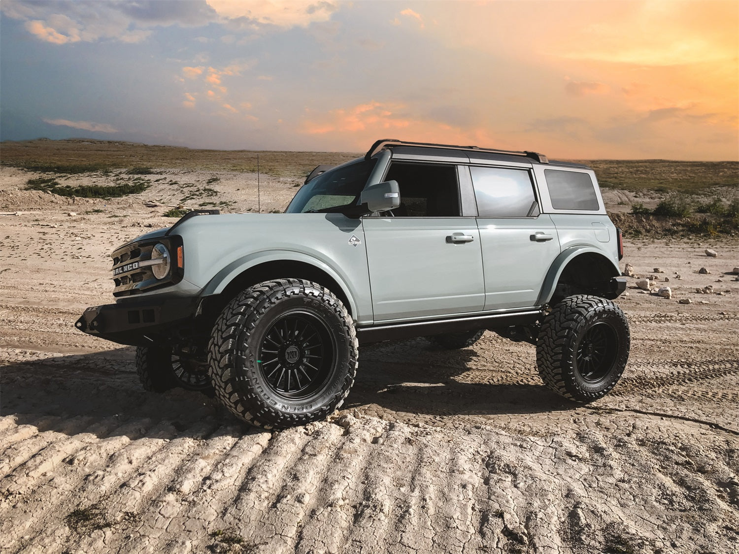 https://www.catalograck.com/ImgVDHR/TUF/23500---2021-Ford-Bronco-3_5-Inch-Lift-Kit-Lifestyle-2.jpg