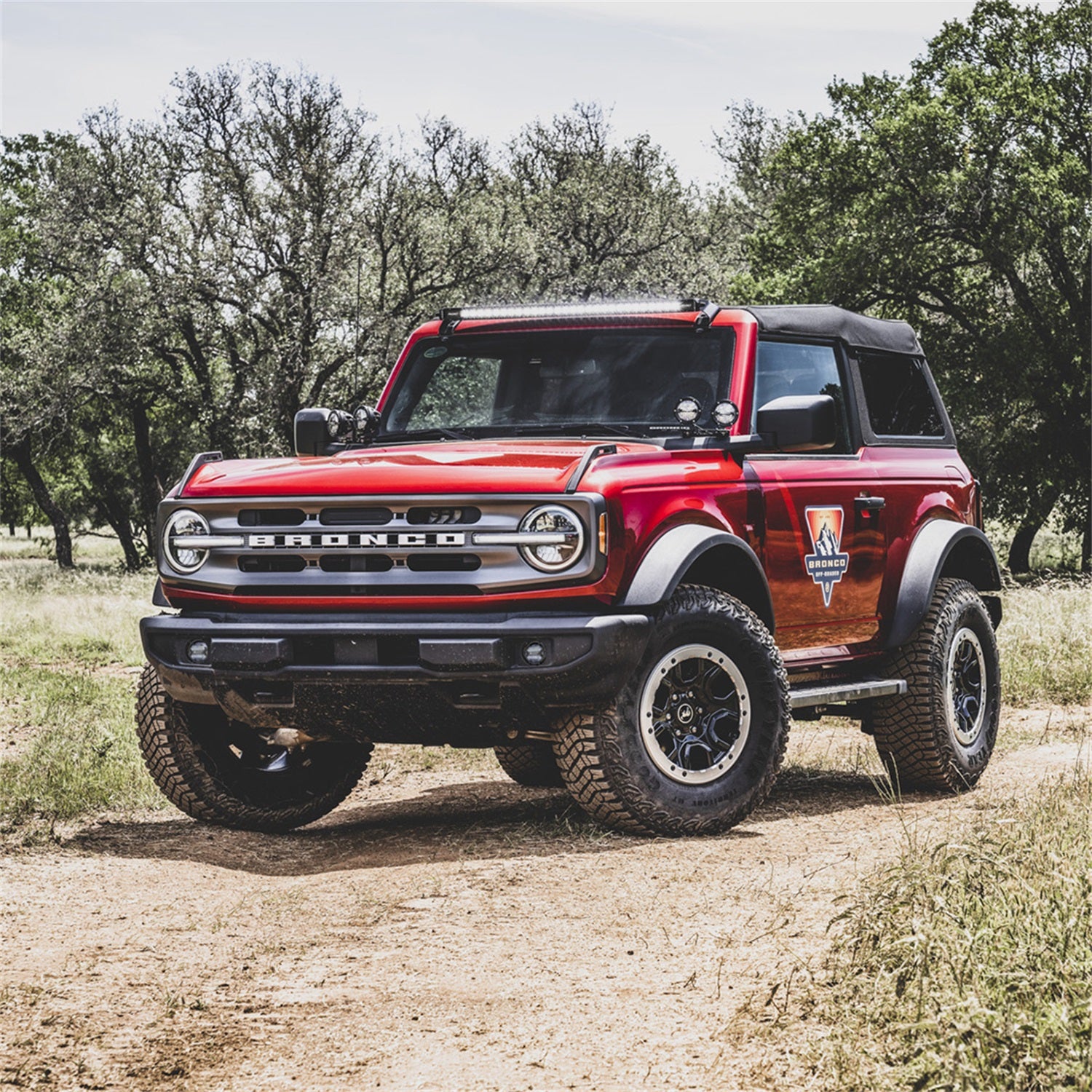 https://www.catalograck.com/ImgVDHR/RIG/37121-360-SAE_Bronco_Kit_WHT_Lifestyle-02.jpg