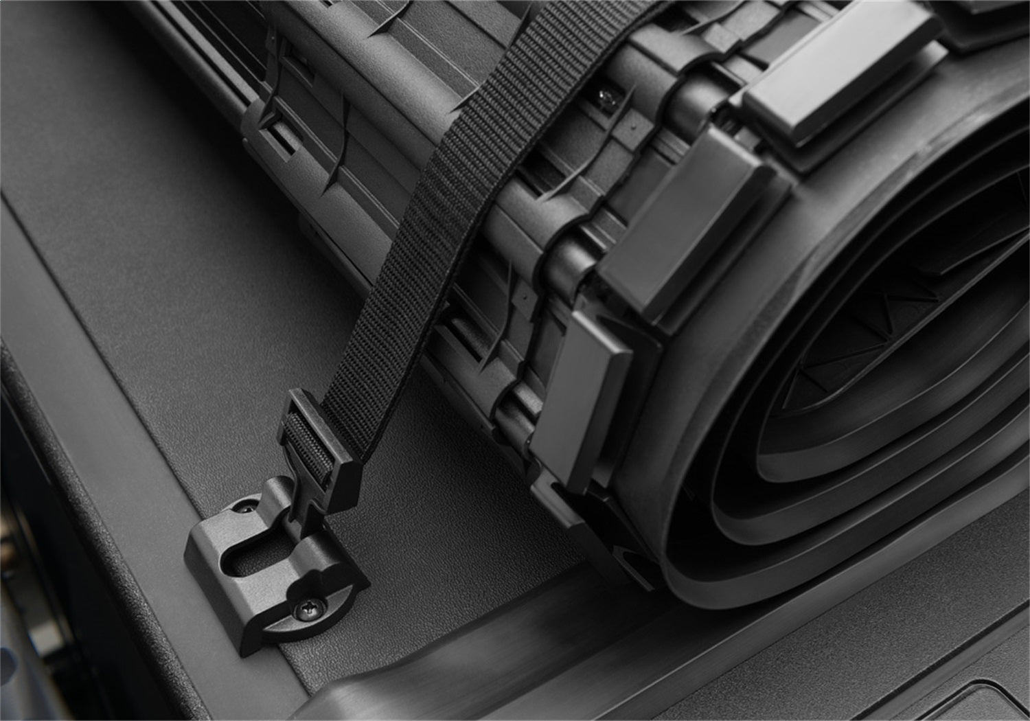https://www.catalograck.com/ImgVDHR/BAK/BK_RevolverX4S_20_Sierra_CoverTetherClip.jpg