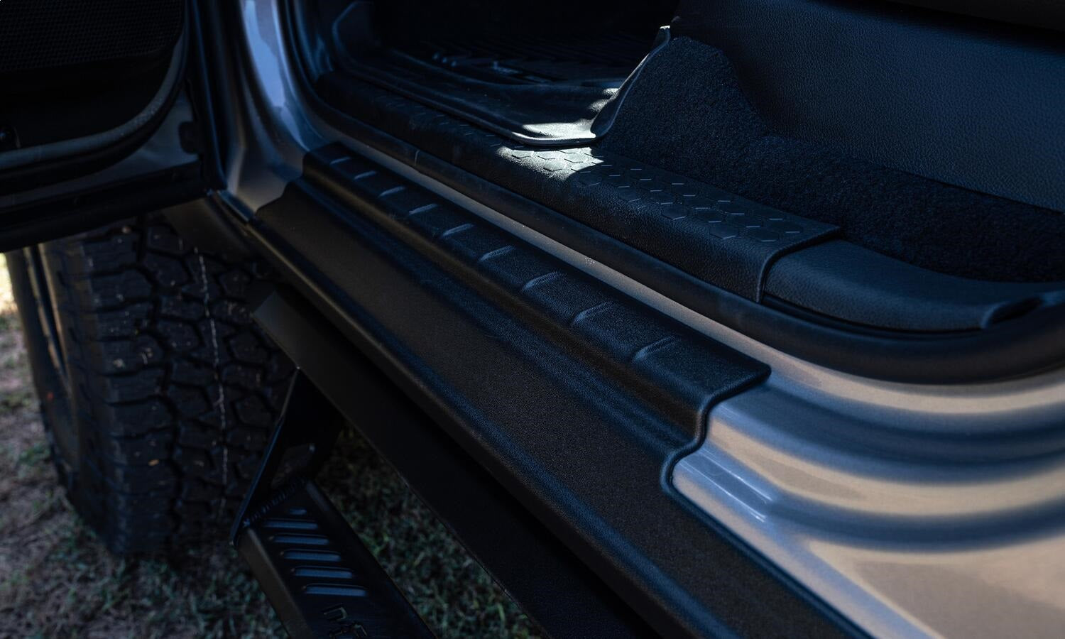 https://www.catalograck.com/ImgVDHR/BUS/BWRbwr_trailarmor_bronco_lifestyle_14117.jpg