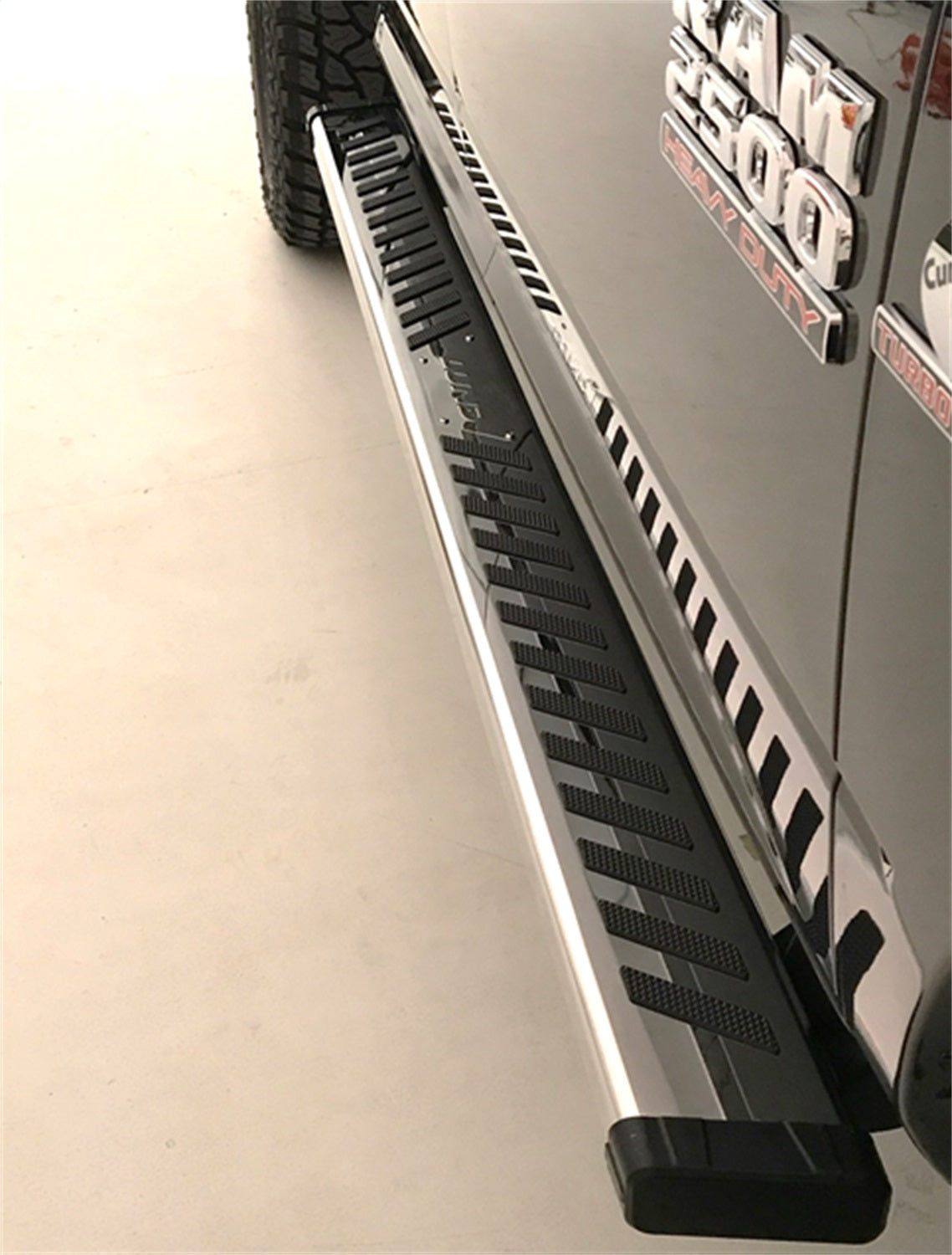 Lund 28665028 Summit Ridge 2.0 Running Board Kit