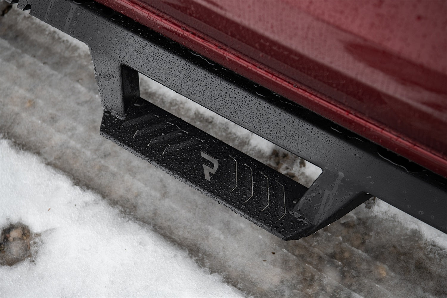 https://www.catalograck.com/ImgVDHR/NFA/NFBn-fab-epyx-steps-2019-chevrolet-silverado-red-snow-lifestyle-01.jpg
