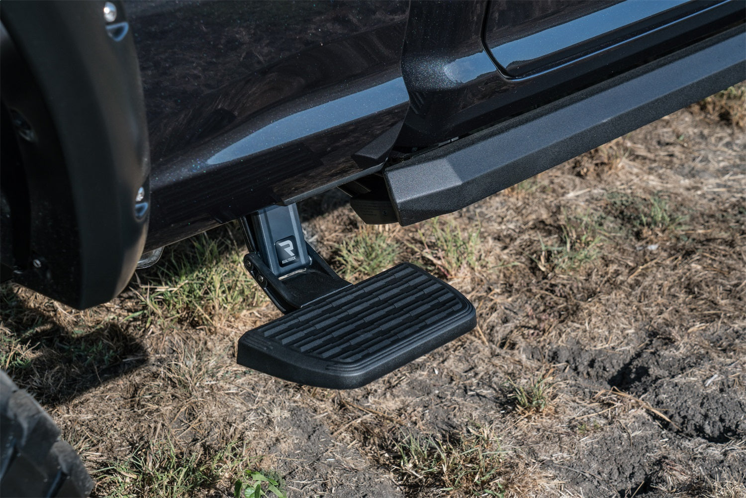 https://www.catalograck.com/ImgVDHR/AMP/amp-bedstep2-2020-ram-3500-black-lifestyle-01.jpg