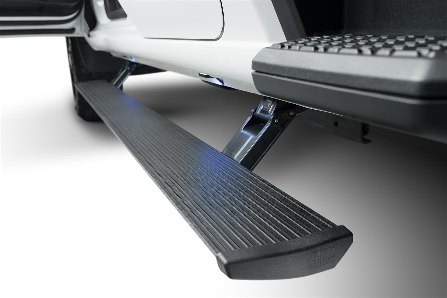 https://www.catalograck.com/ImgVDHR/AMP/amp-powerstep-2022-chevrolet-silverado-2500-white-studio-07.jpg