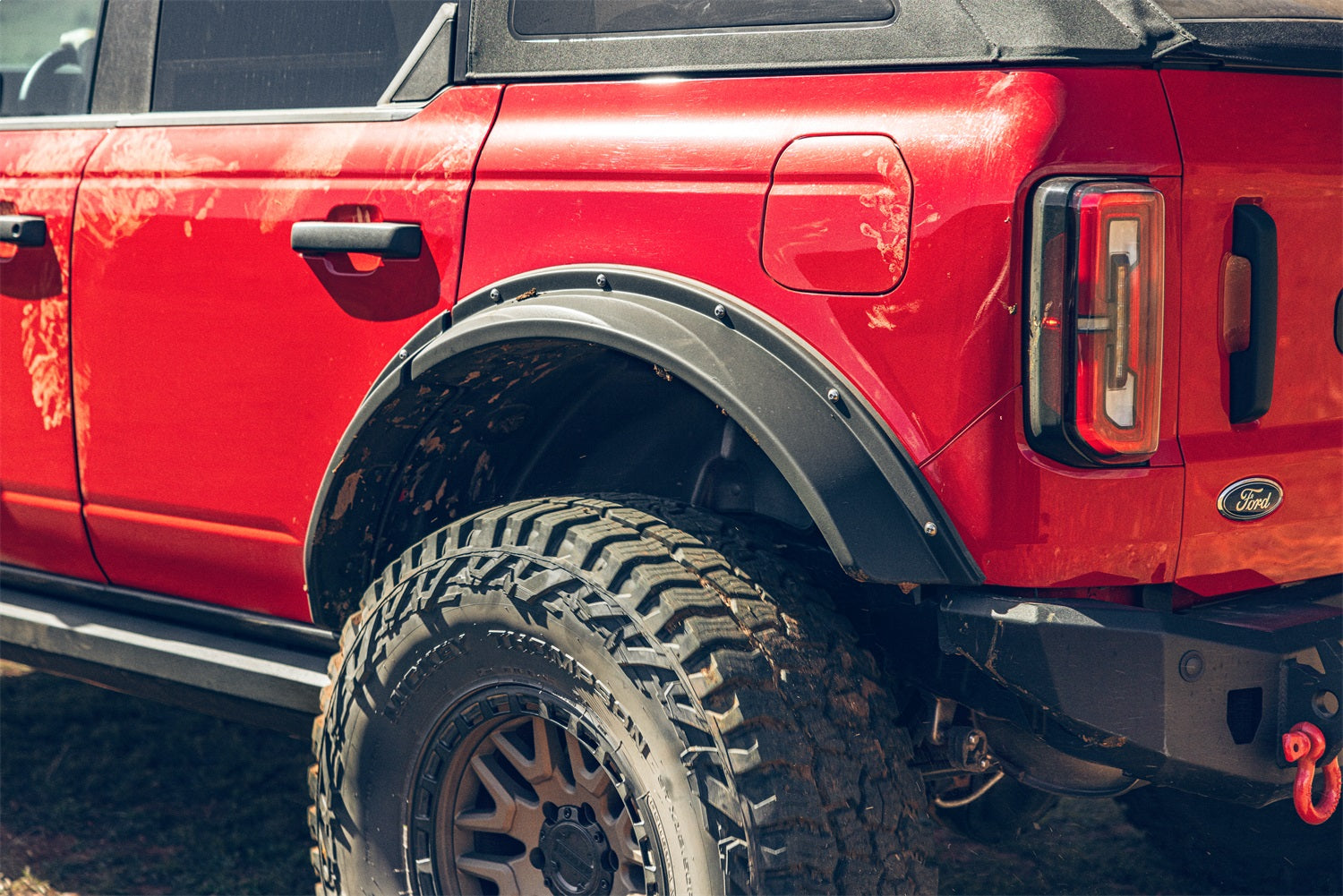 https://www.catalograck.com/ImgVDHR/AMP/amp-powerstep-xl-2022-ford-bronco-red-ranch-lifestyle-34.jpg