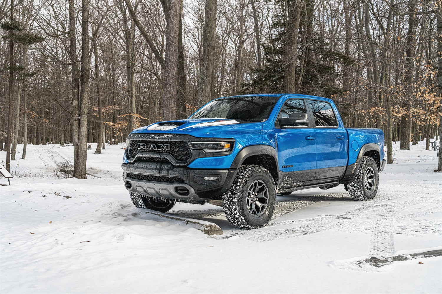 https://www.catalograck.com/ImgVDHR/AMP/amp-powerstep-xtreme-2022-ram-1500-trx-blue-winter-lifestyle-01.jpg