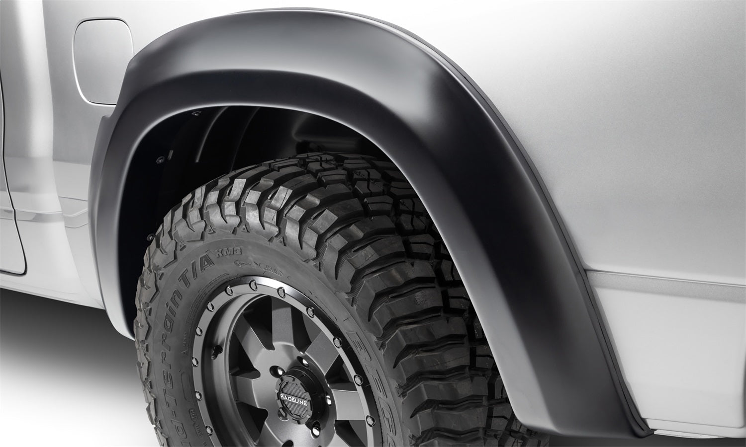 https://www.catalograck.com/ImgVDHR/BUS/bw_EAF_flare_21Ram1500_Rear_50926-02.jpg