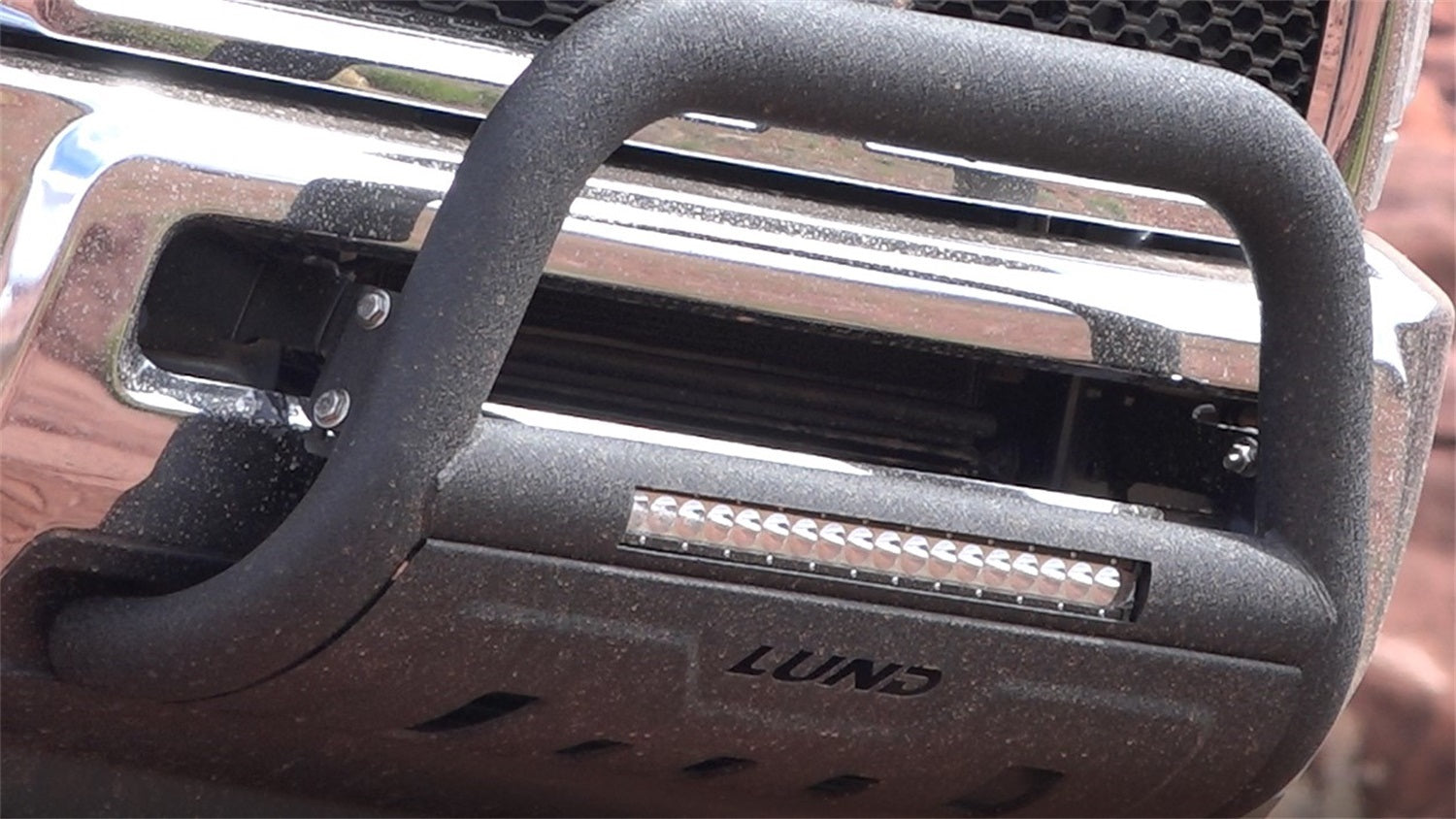 https://www.catalograck.com/ImgVDHR/LUN/lund_47121209_bullbar_lifestyle.jpg