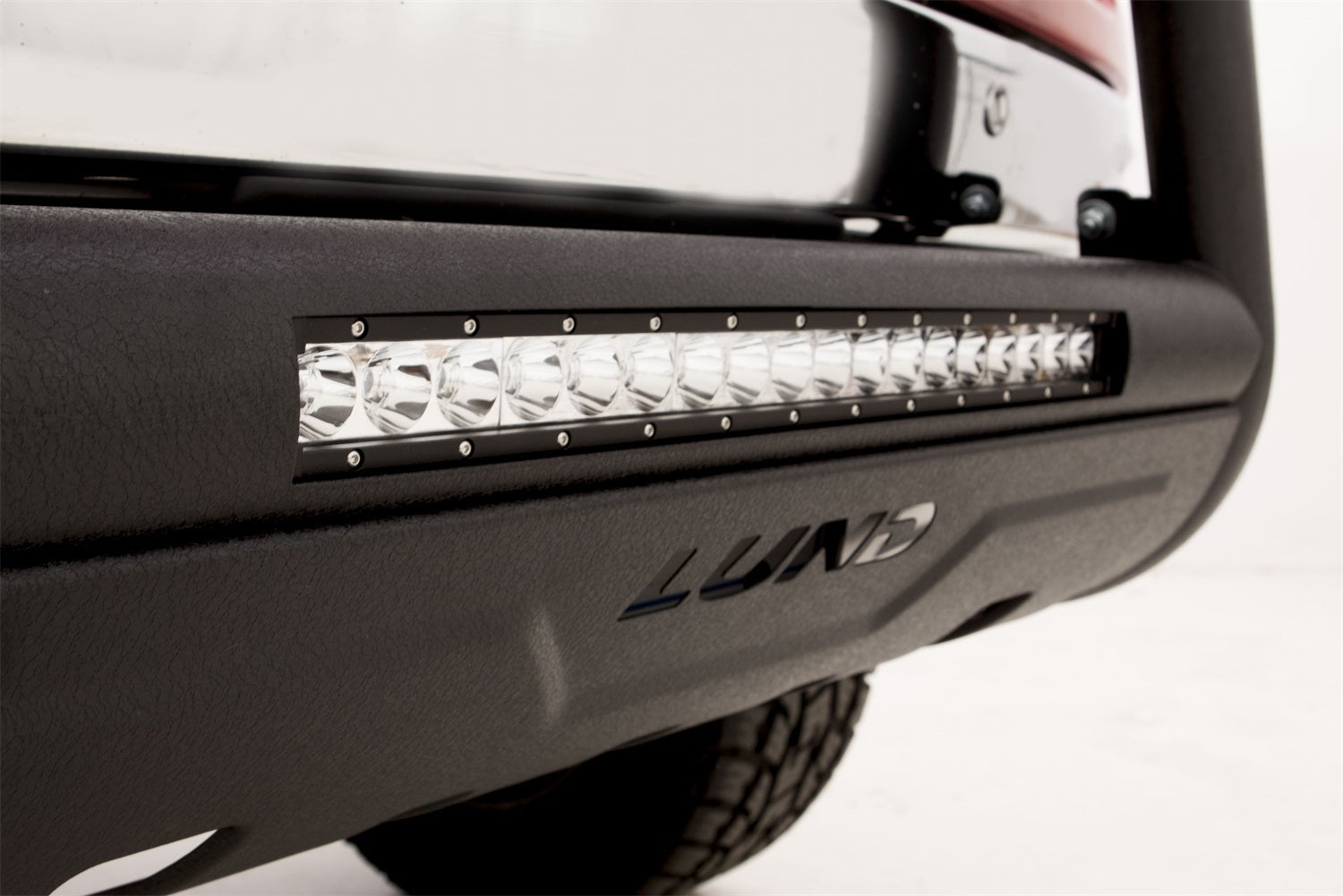 https://www.catalograck.com/ImgVDHR/LUN/lund_47121214_bullbar_closeup.jpg