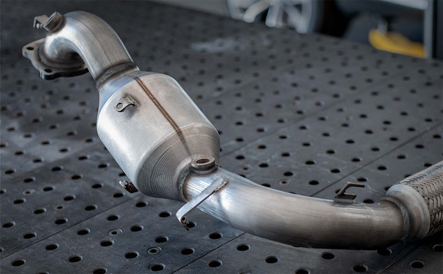 https://www.catalograck.com/ImgVDHR/MGC/magnaflow-direct-fit-spun-body-design-catalytic-converter-03.jpg